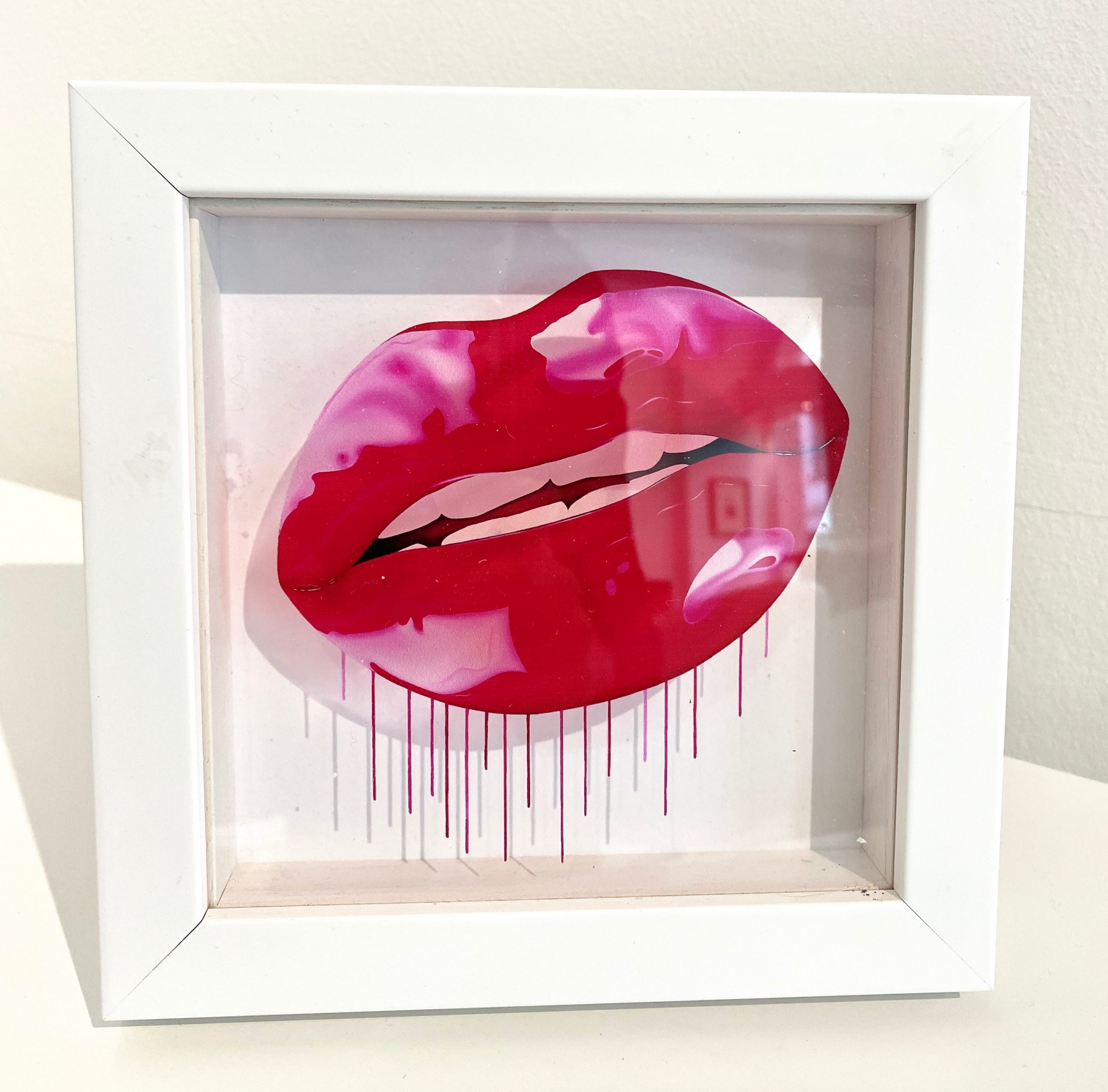 Sara Pope Icon mini rote Lippen Siebdruck auf Glas weiss gerahmt
